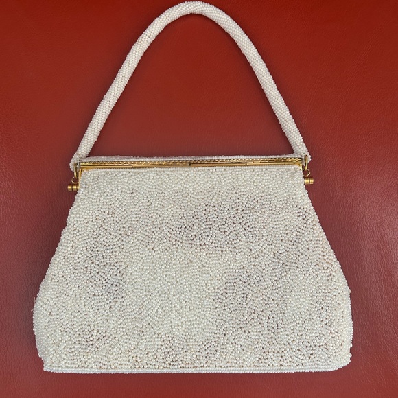 Vintage 1960’s white beaded purse with embroidered flowers & scalloped closure. - Picture 4 of 11